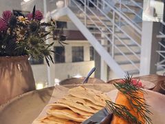 烟熏三文鱼配烤饺子皮和芥末籽酱-BOR Eatery(安福路店)