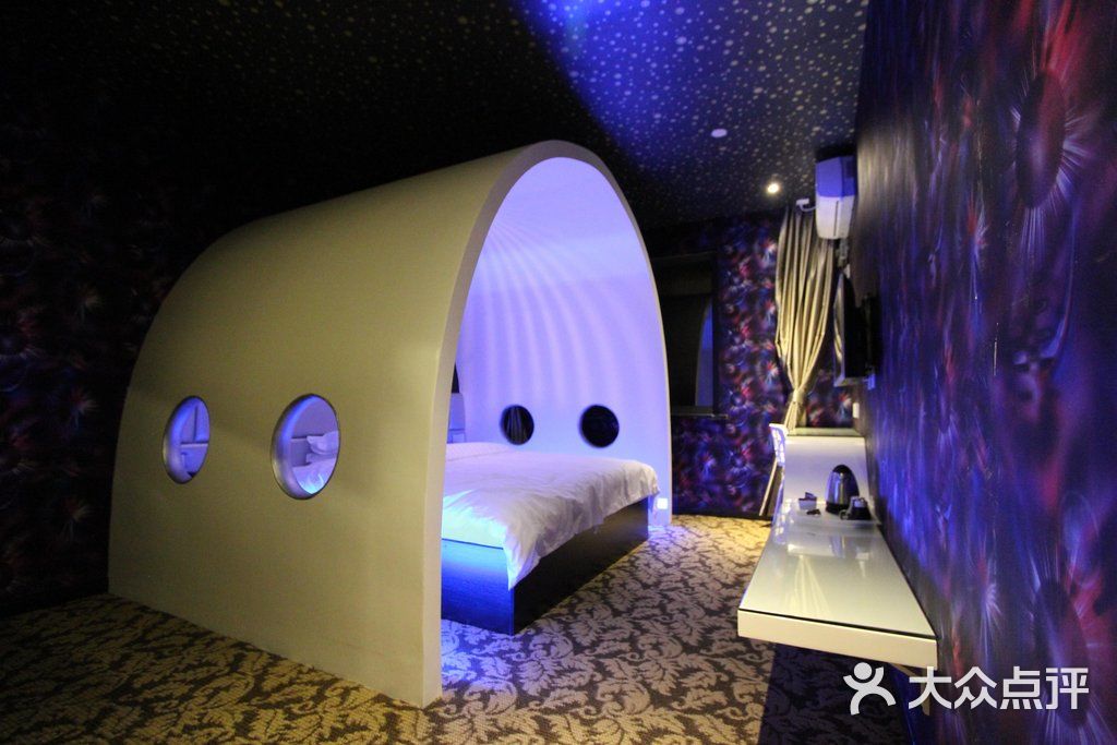 鼎珍主题酒店(东新路店)水床房图片 - 第1张