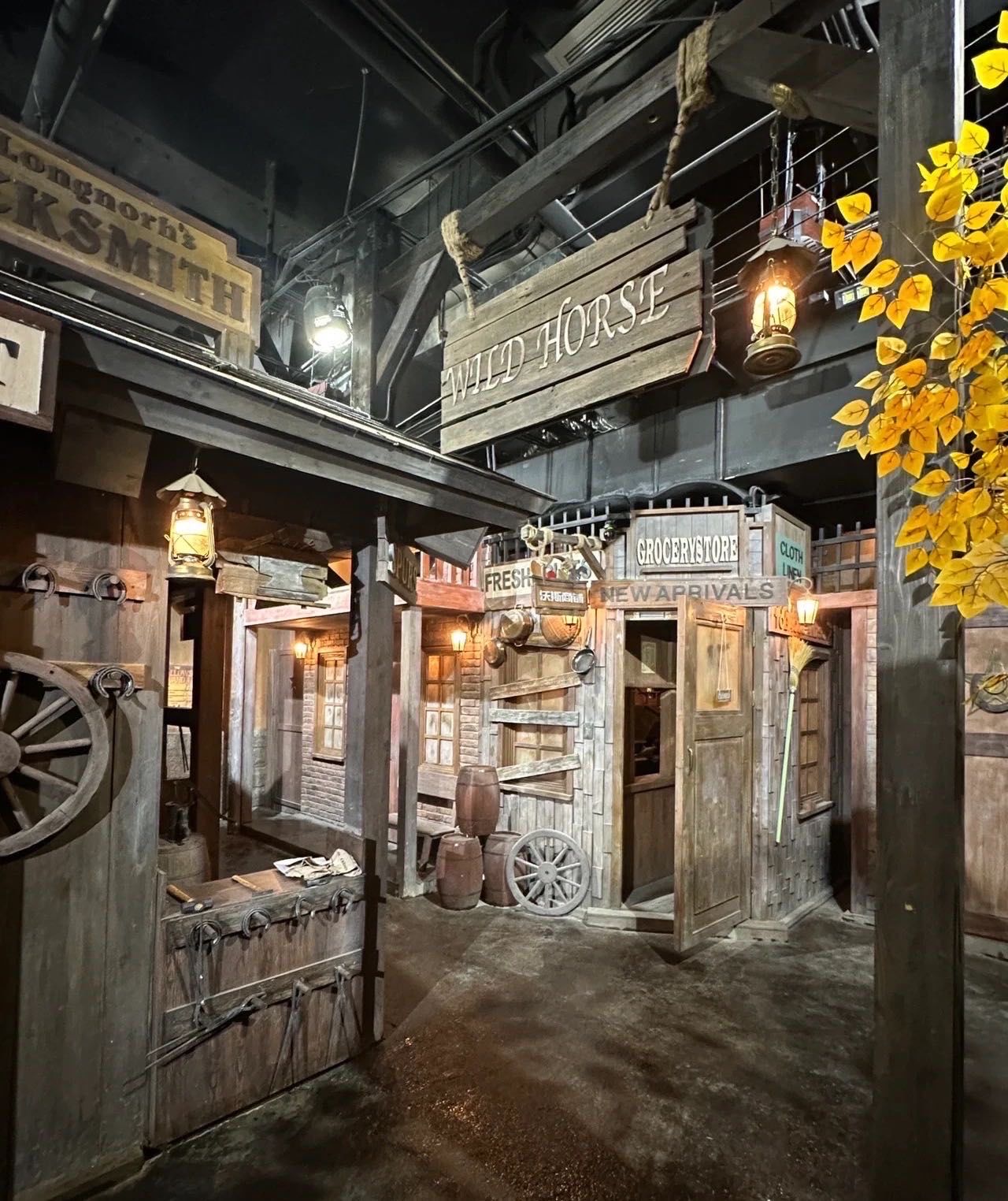 这是一个上上世纪的美国西部牛仔小镇,小镇上面有邮局,有酒馆,有法庭