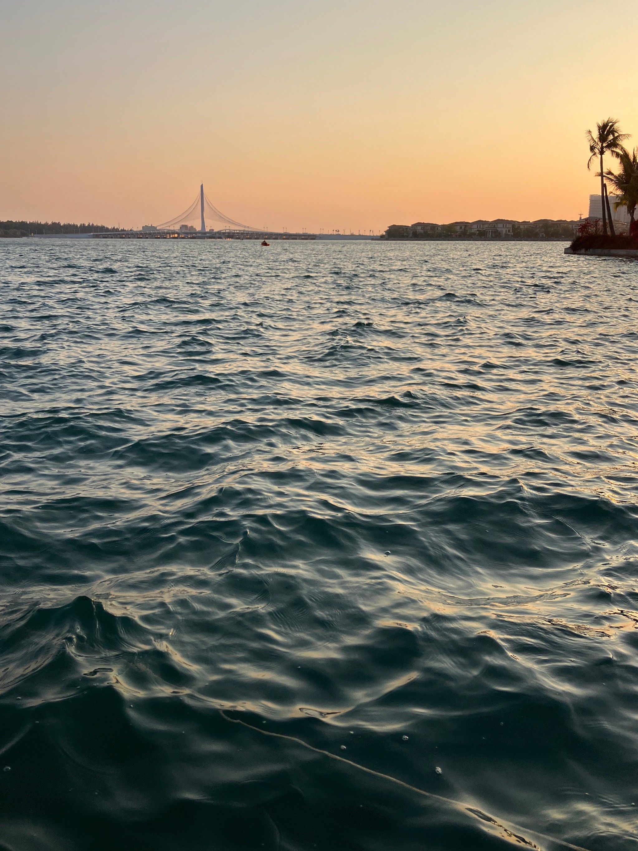 晚上来海花岛散步,夕阳,渔船,海浪,吹着