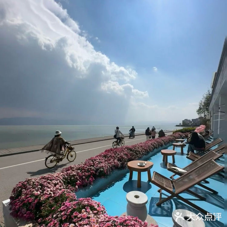 在这个咖啡店看着洱海发半天呆