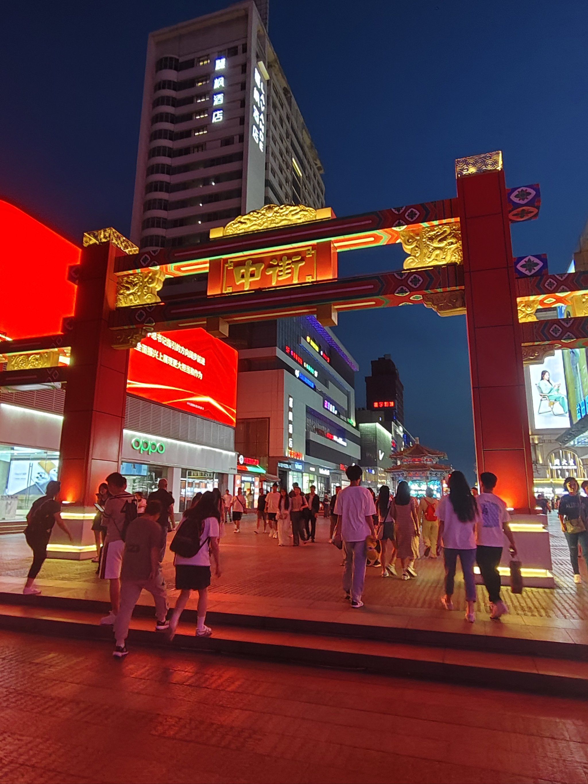 商业街的热闹时光