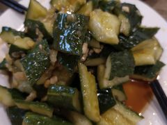 拍黄瓜-玫瑰红烤羊排(北新桥三条店)