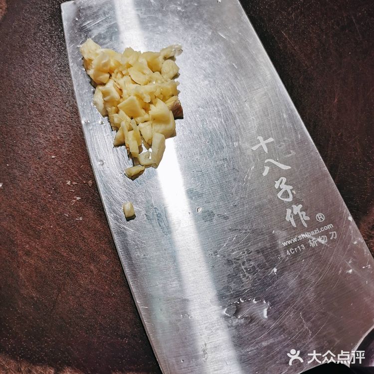蒜蓉炒青瓜，虽然清淡，但和炎热夏天很配呀！[色]