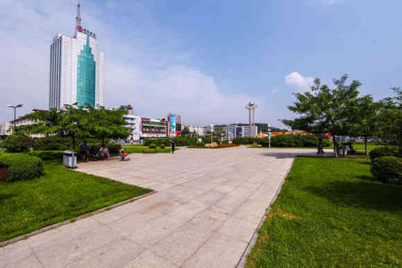 通化广场-"市中心交通要道,靠近新站,白天天气热人不.