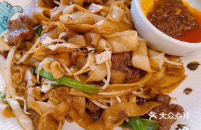 Stir-Fried Beef Hor Fun