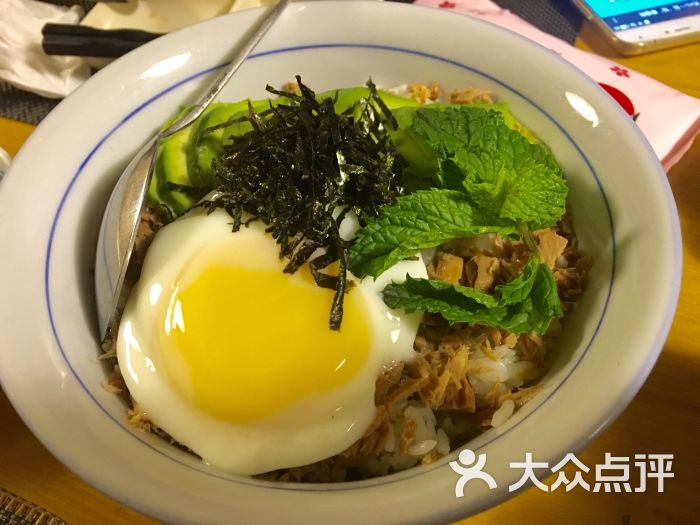 温泉蛋牛油果拌饭