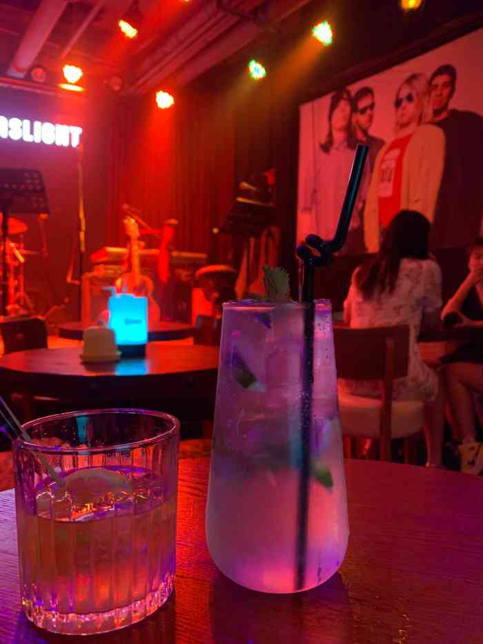 昨天新开的煤气灯livehouse举办新年音乐会我们慕名而来感受音乐现场