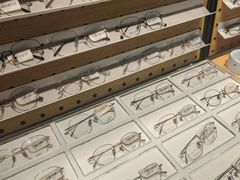 -LOOK眼镜·蔡司依视路配镜(宝山万达店)