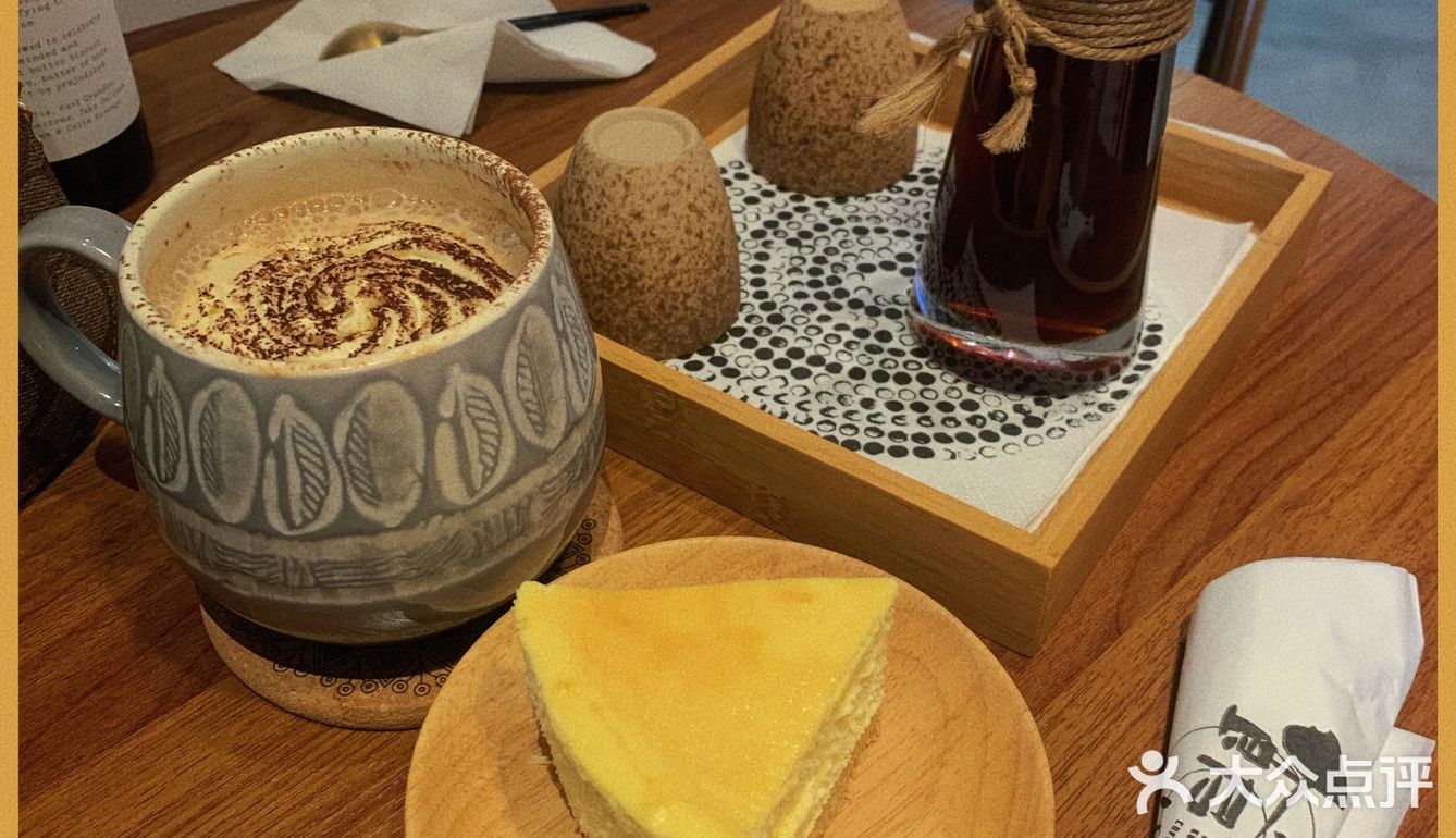 一家藏在街边的氛围感咖啡店 <馆儿>