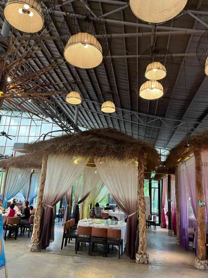 大树头森林餐厅(番禺广场店)-"[薄荷]环境:周边绿树成荫,高堂厅阔,.