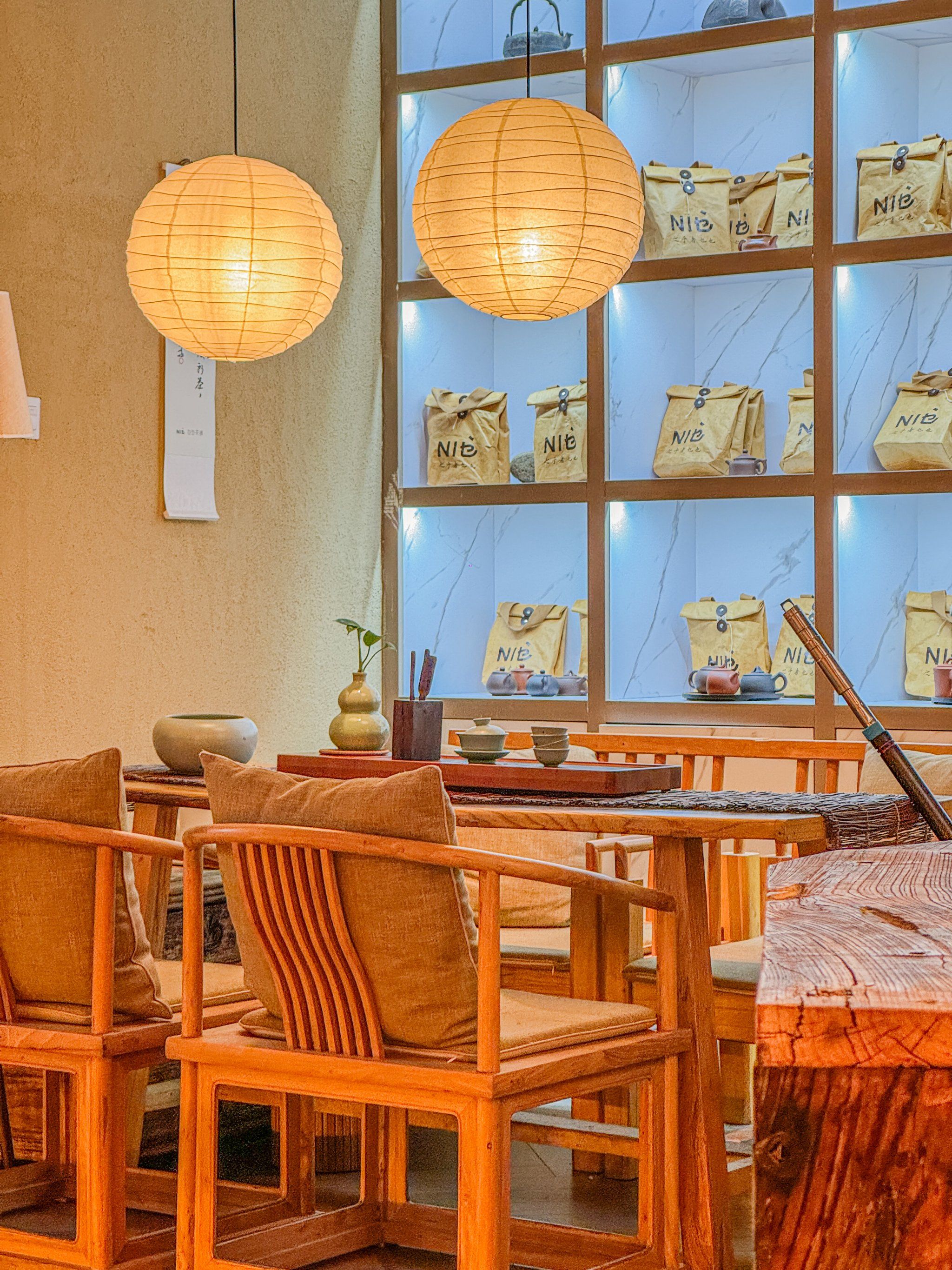 就在小寨这,出地铁a口就能找到有才叔nie乜也茶铺,真的是闹中取静