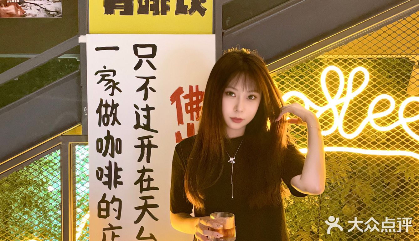 夜晚最适合去的咖啡馆，爱惨这个氛围感！ 
