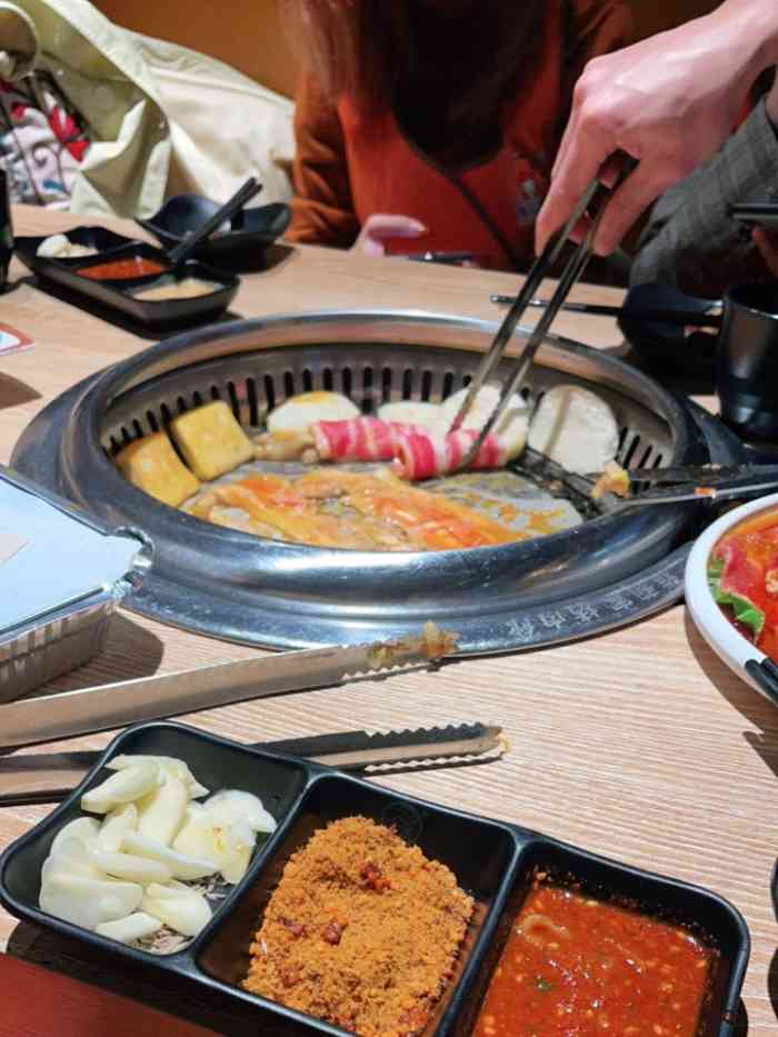 恰好雅丽家有无限供应的生蒜片!这个卷着任何烤肉都是一绝!