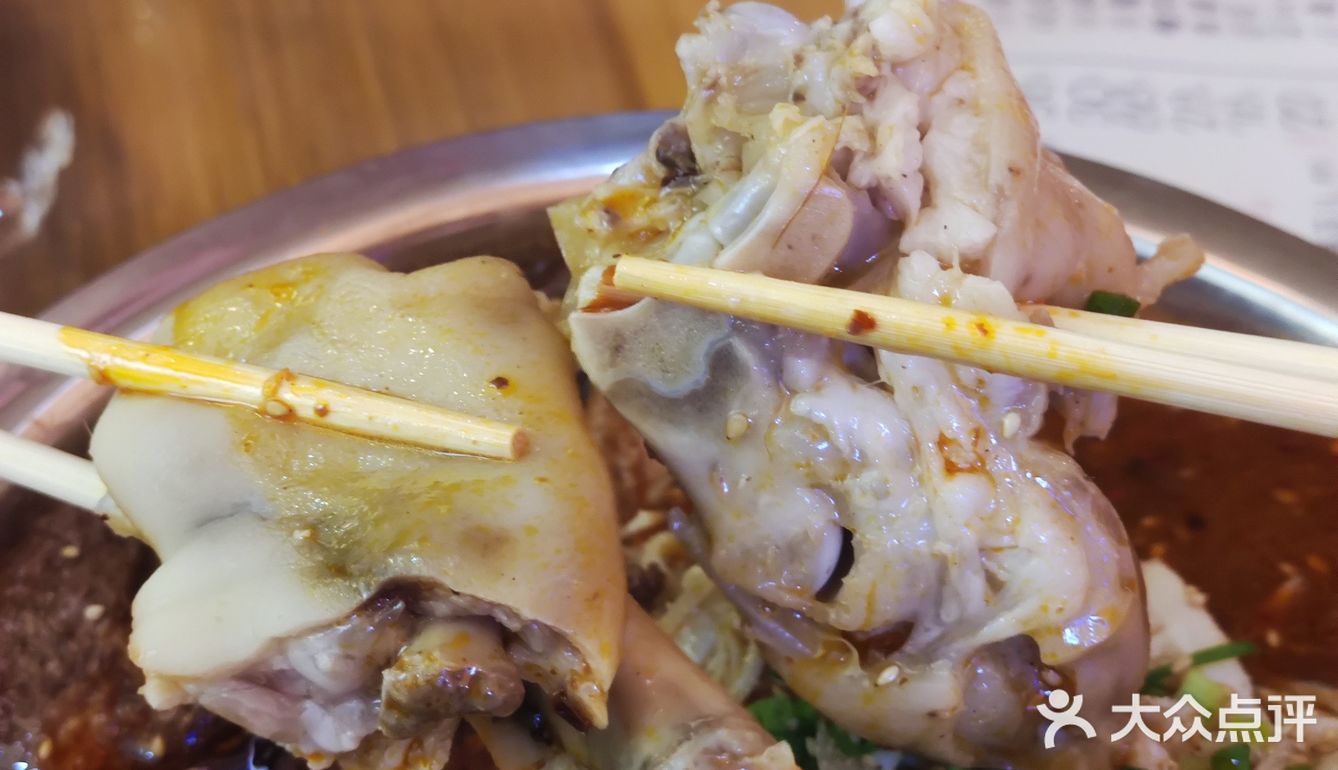 关键是他们家量大！两个女孩子都吃不完！米饭很香！