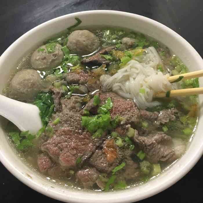 潮汕牛肉粿条汤-"他家蘸料好吃,沙茶酱沾牛丸一点都不腻还甜.