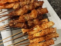 -何妹湿辣牛肉·粤式烧烤砂煲(桂雅路店)