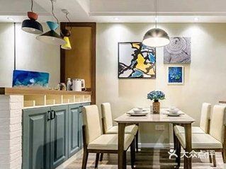 极简风格的餐桌，整个空间的搭配显得格外精致惬意