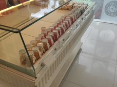 面包甜点陈列柜-绿姿鲜奶烘焙(新城花园店)