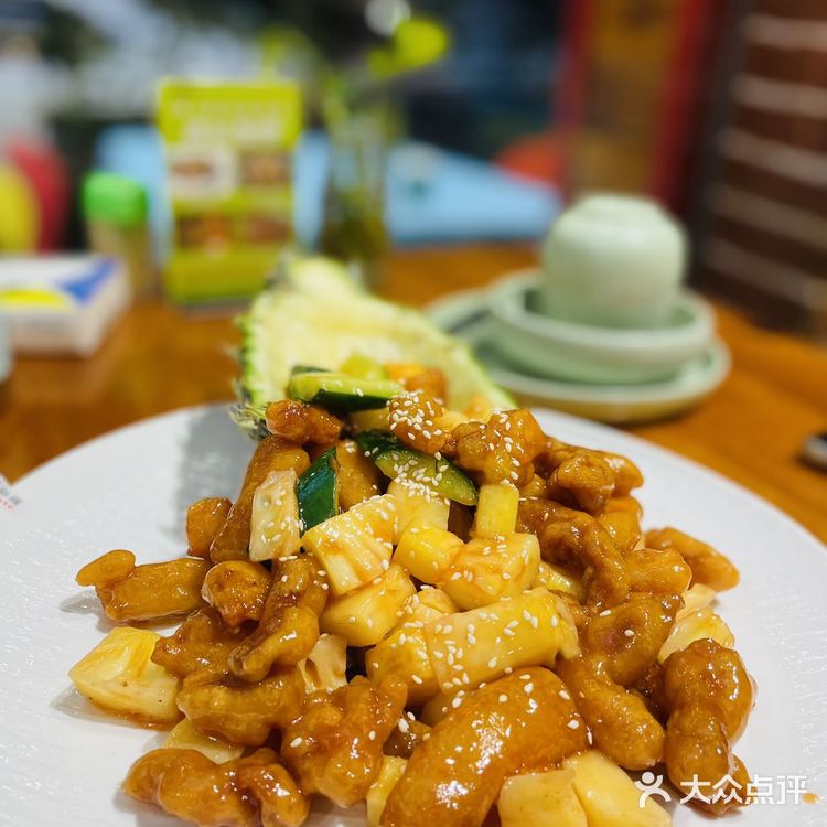 有很多当地人也来这儿吃 啤酒鱼是招牌，都是活鱼现sha