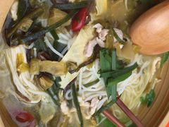 酸菜肉丝米线-石榴姐•山城小馆(创始店)