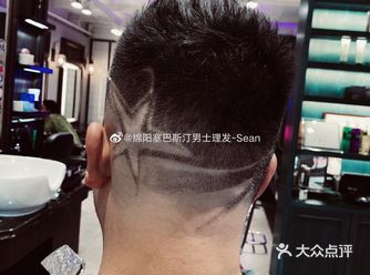 对于年轻人来说尝试不同新花样的发型是件不错又有趣的