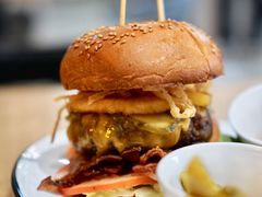 烤菠萝牛肉汉堡-HELLO 27 意面·沙拉·帕尼尼