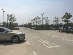-奕欧来上海购物村停车场