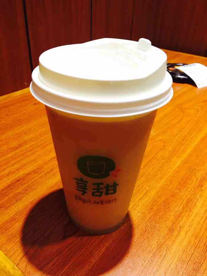 不用排队,等餐时间没有么长 纸杯有皱褶,手感好 玫瑰慕雪拿铁,要