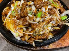 铁板葱爆牛肉-老牌坊鲁菜名店(宽厚里店)