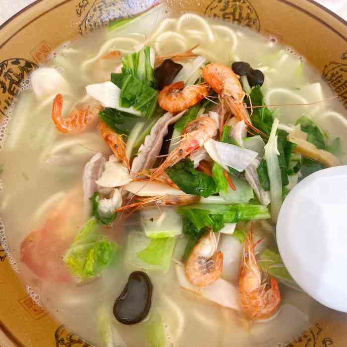 「三鲜面」选用的是小河虾,提鲜神器,里面还有猪肚和肉丸,分量还是蛮