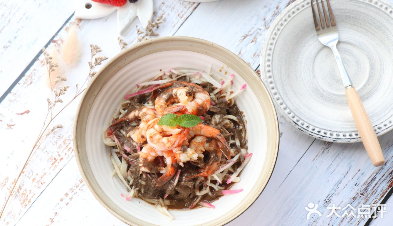 夏日必备的虾仁杂菌凉面，配酸甜汁和麻酱