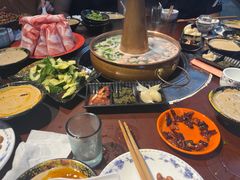 -洞庭洲·防空洞火锅·烧烤·铜锅涮肉(新百广场店)