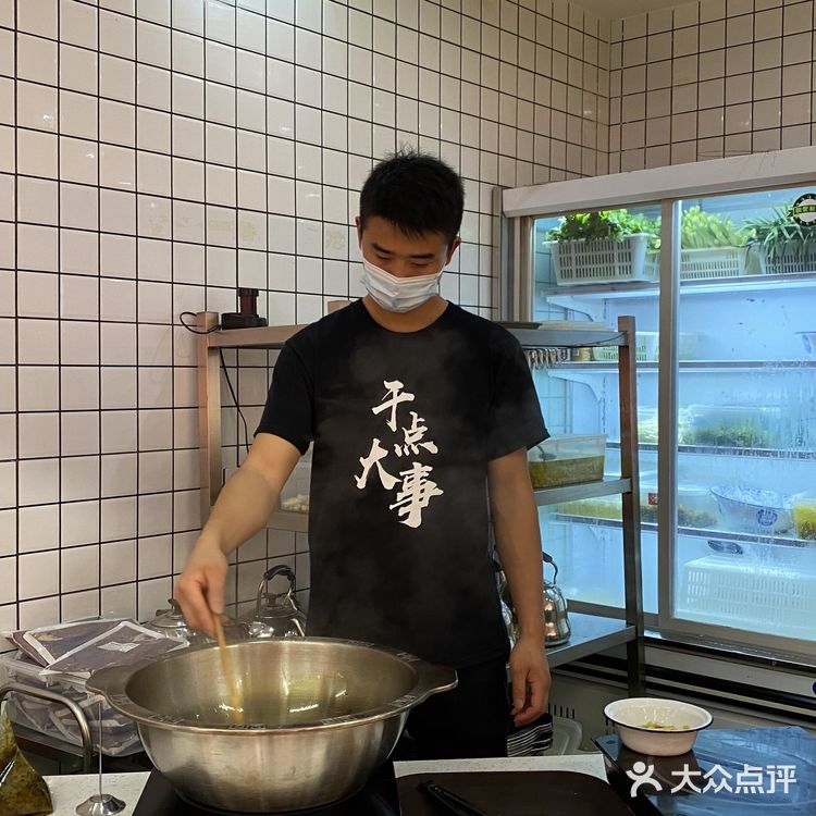 南岸茶园这家市井环境的美蛙鱼名气很大