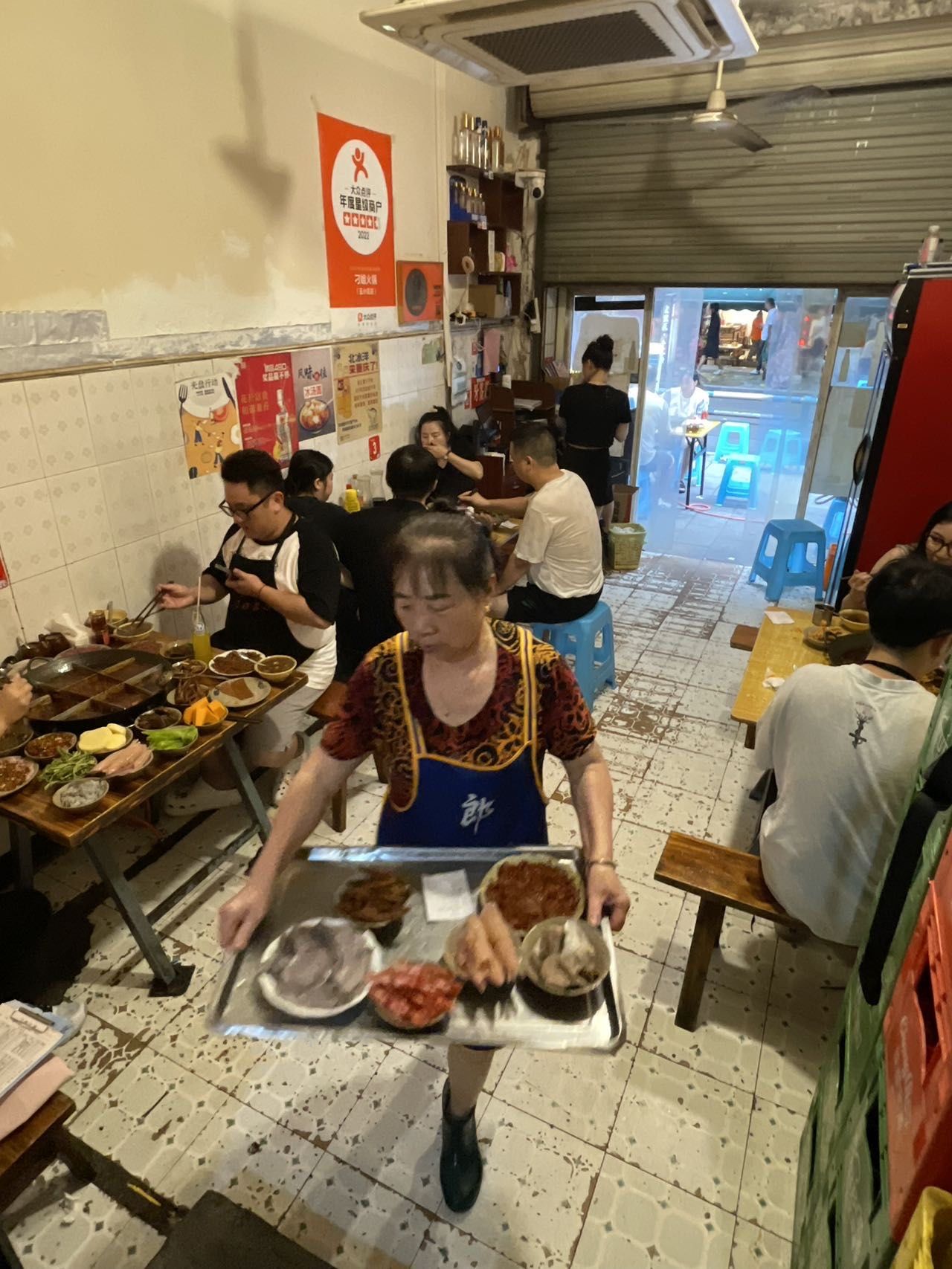 吃火锅,就是要吃这种街坊邻居打堆堆的社区老火锅啊,好吃又不贵,多远