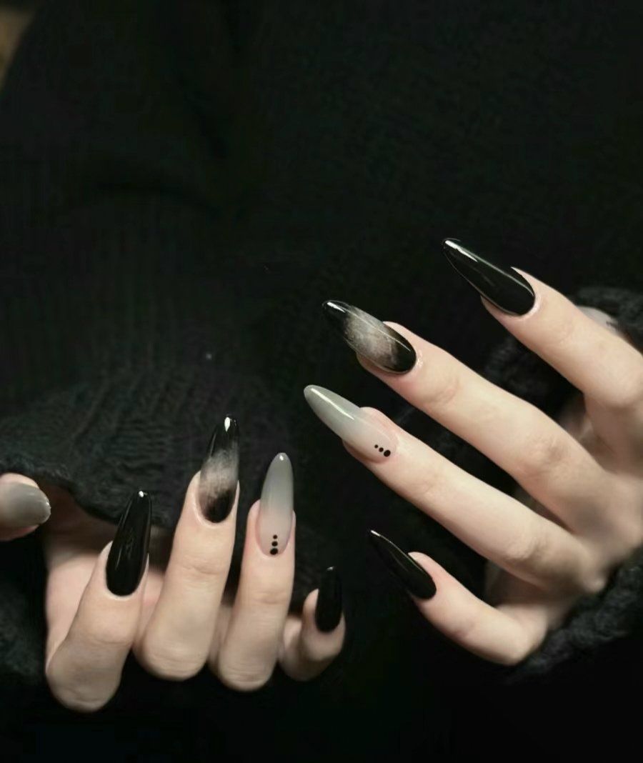 黑色晕染美甲