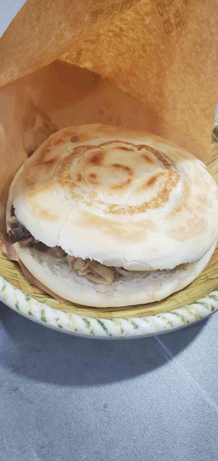 姚老三西安名小吃(北门店)-"位置 在北门教育学院对面,门头很.