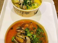 酸辣金汤花甲粉-何记花甲(海岸城旗舰店)