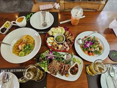 -Chom Cafe and Restaurant