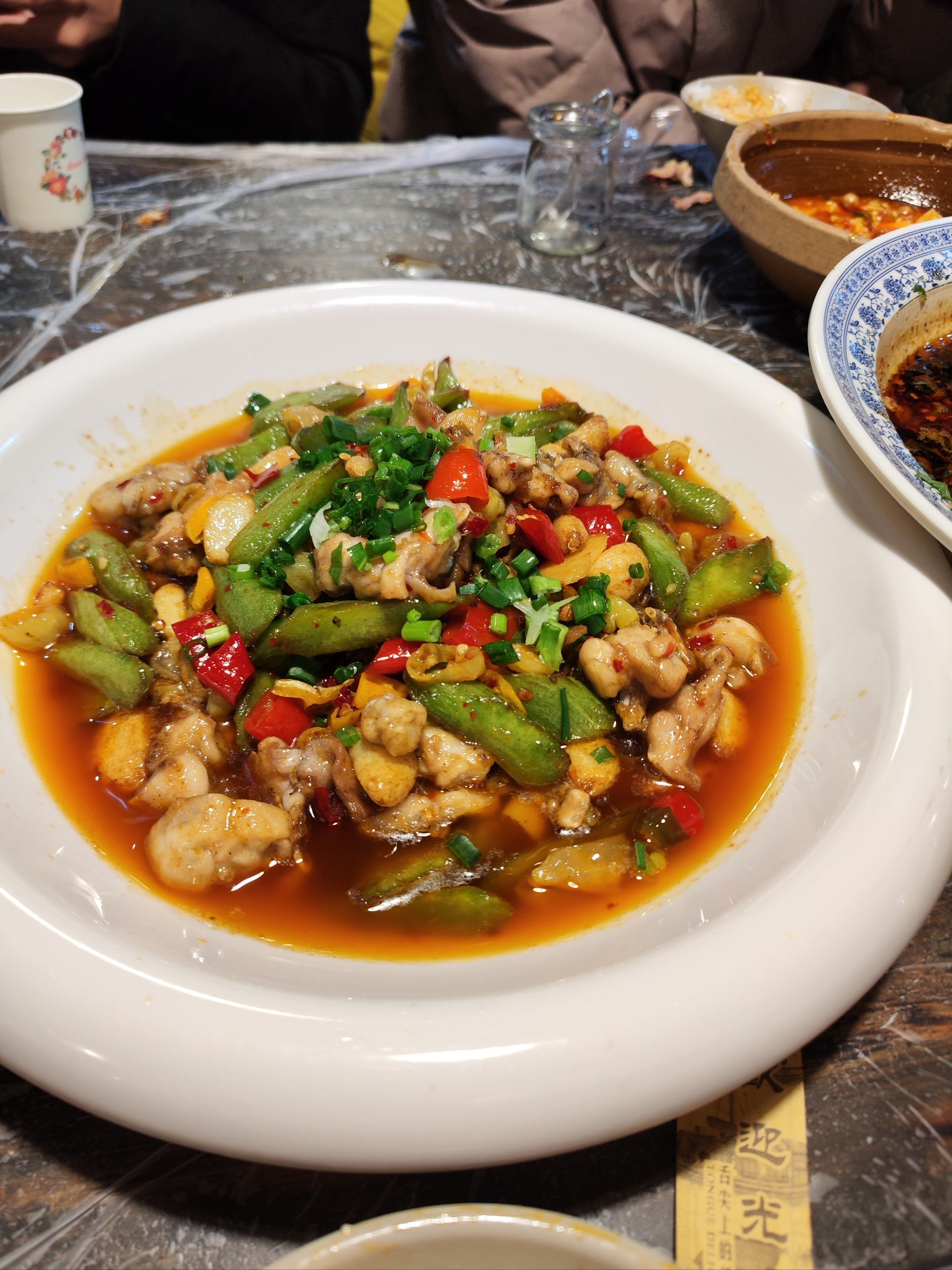 先去老格篼土菜馆饱餐一顿,钵钵鸡鲜香麻辣,甜皮鸭酥脆香甜,豆花肥肠