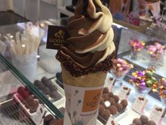 巧克力香草混合甜筒-GODIVA(海岸城店)