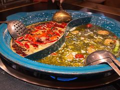 鸳鸯锅（酸菜酥肉豆花锅红锅）-吼堂老火锅(太古里总店)