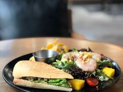 半份手撕烤鸡肉三明治+半份鲜柚芒果沙拉-HELLO 27 意面·沙拉·帕尼尼