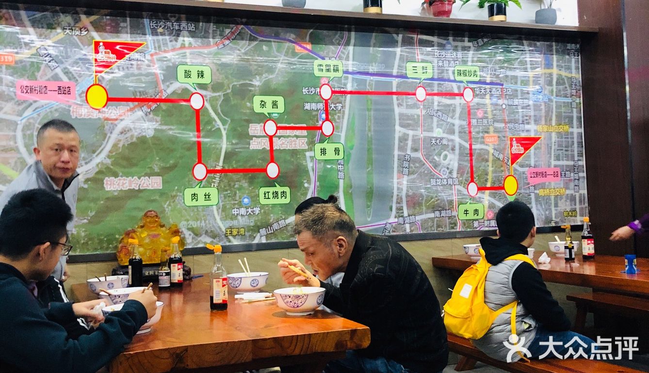 大妈们都好热情哒，爸爸起身就走