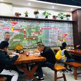 大妈们都好热情哒，爸爸起身就走