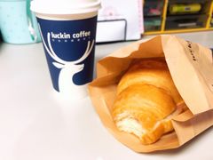 火腿芝士羊角包-luckincoffee瑞幸咖啡(东方都会大厦店)