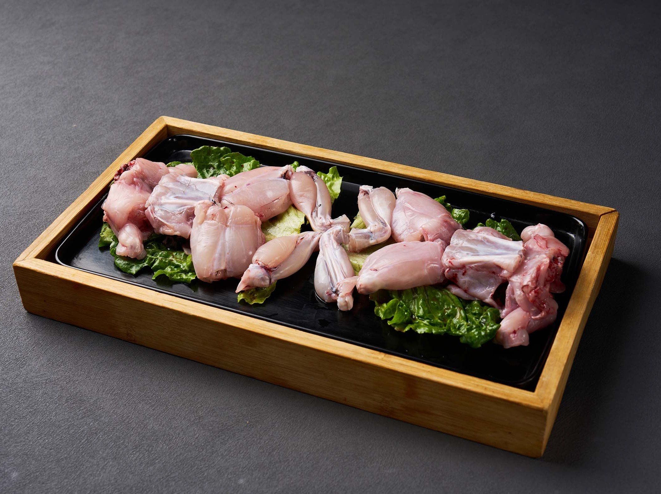 标题:《火锅活杀牛蛙:鲜嫩到舌尖跳舞》