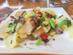 -石磨豆花家常菜·牦牛排土火锅