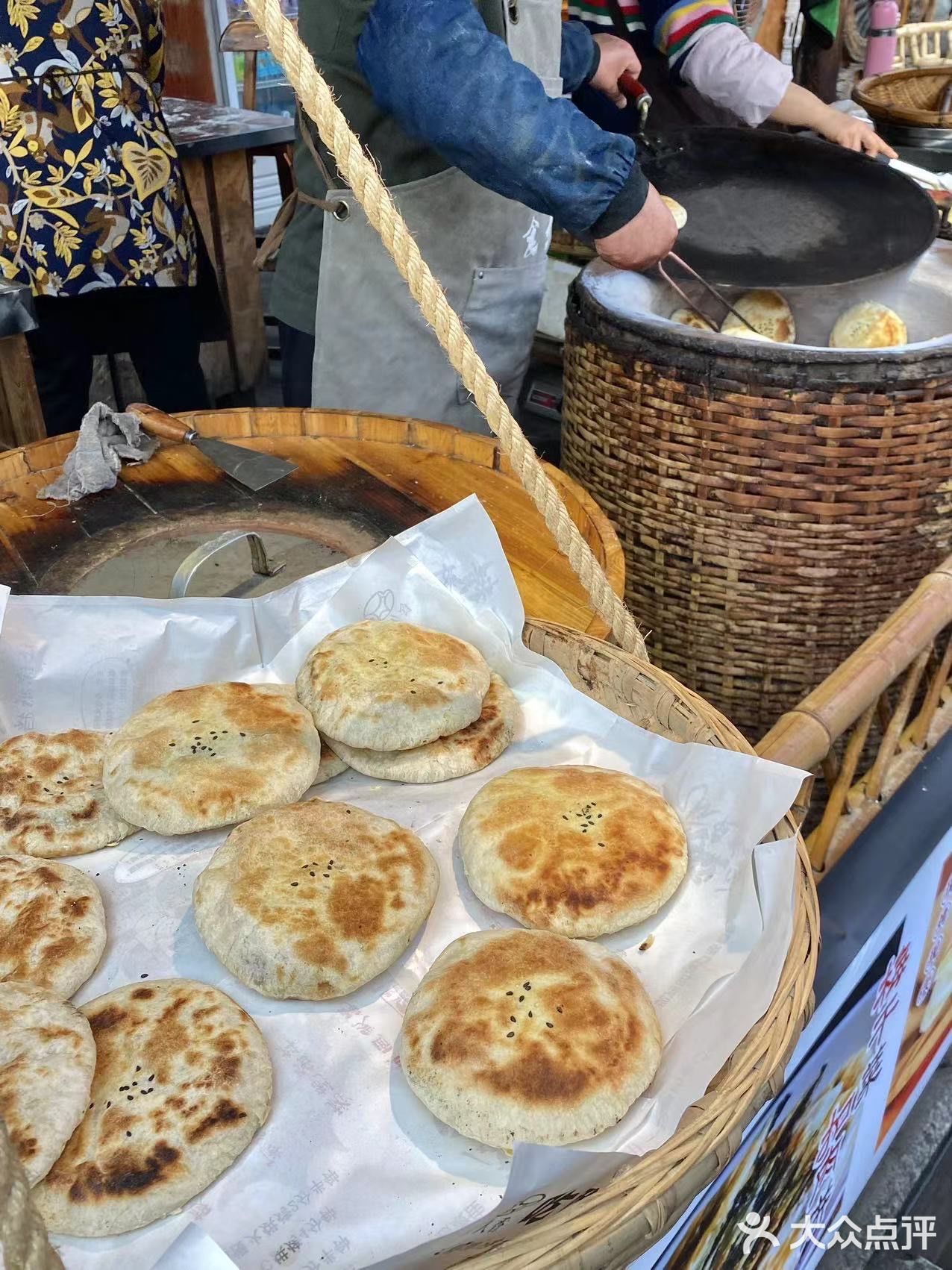我发誓!乐山这个爆浆红糖酥饼真的巨好吃 - 大众点评吃喝玩乐精选