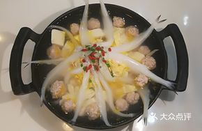 Fish-shaped Noodles and Tofu Hot Pot